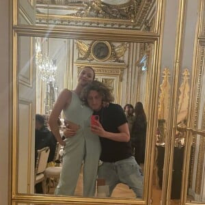 Yannick Noah et ses enfants passent la soirée à l'Hôtel de Crillon.