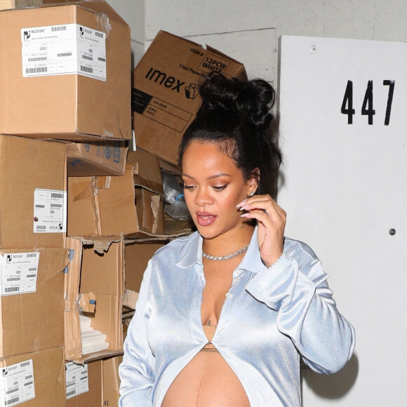 Rihanna enceinte a dîné dans un restaurant à Los Angeles le 8 avril 2022. 