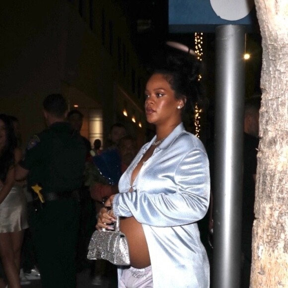 Rihanna enceinte va dîner dans un restaurant à Los Angeles le 8 avril 2022. 
