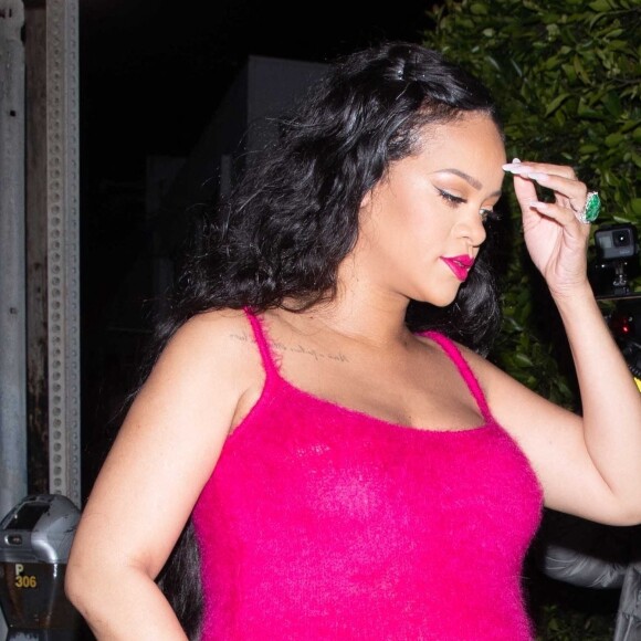 Exclusif - Rihanna, enceinte, porte une mini-robe rose vif avec des détails en fausse fourrure verte pour aller dîner chez Giorgio Baldi à Santa Monica, Los Angeles, Californie, Etats-Unis, le 2 avril 2022. 