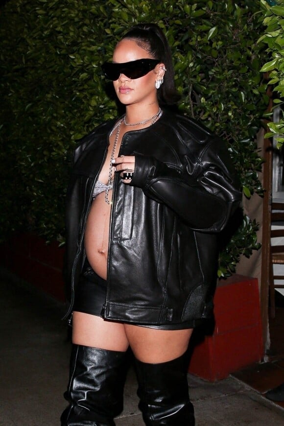 Exclusif - Rihanna enceinte quitte le restaurant Giorgio Baldi ou elle a dîné avec des amis à Santa Monica le 12 mars 2022. 