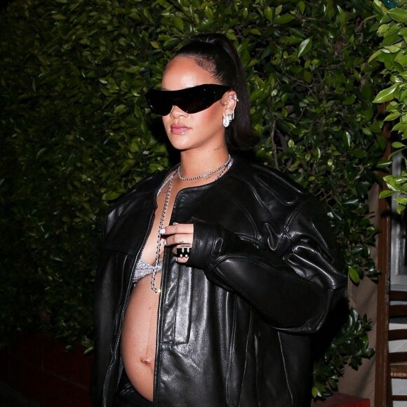 Exclusif - Rihanna enceinte quitte le restaurant Giorgio Baldi ou elle a dîné avec des amis à Santa Monica le 12 mars 2022. 