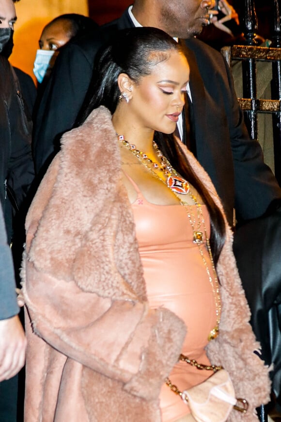Rihanna, enceinte, au défilé Off-White Femme Automne/Hiver 2022/2023 lors de la Fashion Week de Paris, France, le 28 février 2022. © Veeren-Clovis/Bestimage 