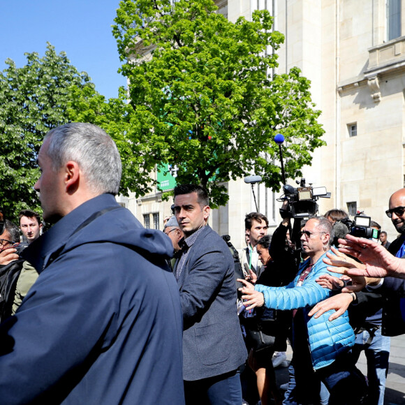 Le président de la République française et candidat du parti centriste La République en marche (LREM) à la réélection, Emmanuel Macron, s'entretient avec des habitants lors d'une visite de campagne dans la banlieue nord de Paris à Saint-Denis, Seine Saint-Denis, France, le 21 avril 2022