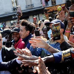 Le président de la République française et candidat du parti centriste La République en marche (LREM) à la réélection, Emmanuel Macron, s'entretient avec des habitants lors d'une visite de campagne dans la banlieue nord de Paris à Saint-Denis, Seine Saint-Denis, France, le 21 avril 2022