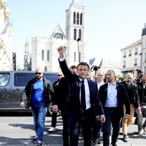 Le président de la République française et candidat du parti centriste La République en marche (LREM) à la réélection, Emmanuel Macron, s'entretient avec des habitants lors d'une visite de campagne dans la banlieue nord de Paris à Saint-Denis, Seine Saint-Denis, France, le 21 avril 2022