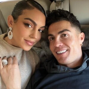 Georgina Rodriguez posant avec Cristiano Ronaldo dans un jet privé.