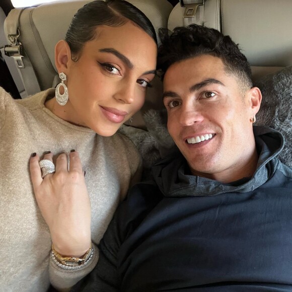Georgina Rodriguez posant avec Cristiano Ronaldo dans un jet privé.