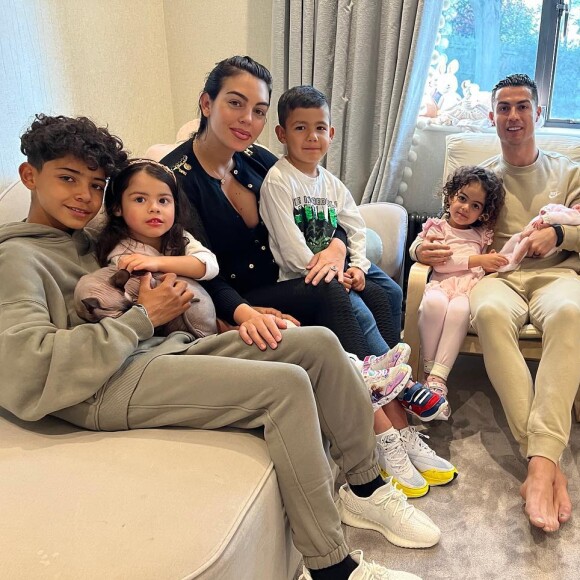 Cristiano Ronaldo et sa famille rentre chez eux pour la première fois depuis la mort de leur fils.