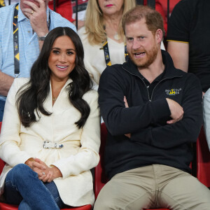 Le prince Harry et Meghan Markle assistent à la finale d'athlétisme, au deuxième jour des Invictus Games 2020 à La Haye, le 17 avril 2022.