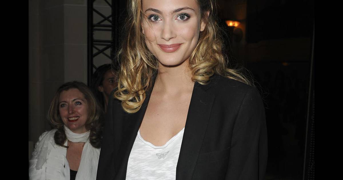 Nora Arnezeder au défilé Etam le 25 janvier 2010 au Ritz - Purepeople