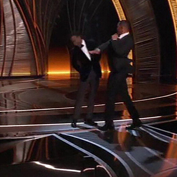 Moment de sidération aux Oscars 2022: Will Smith frappe Chris Rock sur scène le 27 mars 2022.