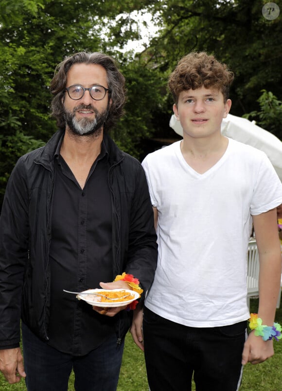 Exclusif - Nicolas Pernikoff avec son fils - Garden party organisée par Babette de Rozières chez elle à Maule le 30 juin 2019. © Cédric Perrin/Bestimage 