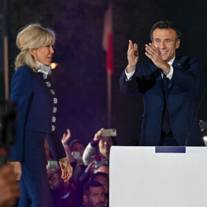 Emmanuel Macron et sa femme Brigitte - Le président prononce un discours au Champ de Mars le soir de sa victoire à l'élection présidentielle le 24 avril 2022.