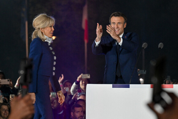 Emmanuel Macron et sa femme Brigitte - Le président prononce un discours au Champ de Mars le soir de sa victoire à l'élection présidentielle le 24 avril 2022.