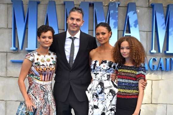 Ol Parker et sa femme Thandie Newton (Thandiwe) avec leurs filles Ripley et Nico à la première de "Mamma Mia! Here We Go Again" au cinéma Eventim Apollo à Londres, le 16 juillet 2018.