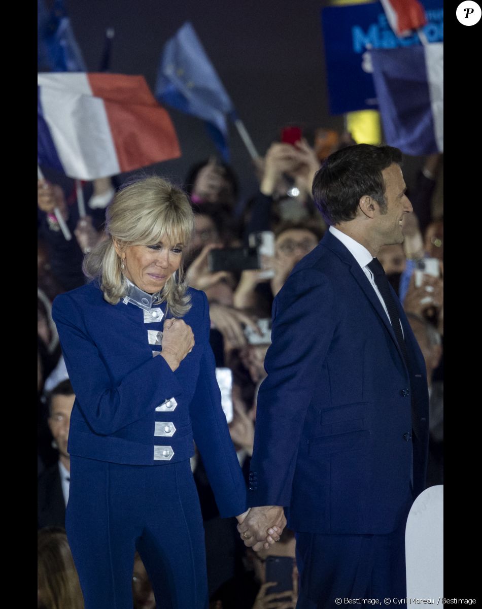 Le président Emmanuel Macron et sa femme Brigitte - Le président Emmanuel Macron prononce un discours au Champ de Mars le soir de sa victoire à l'élection présidentielle le 24 avril 2022. © Cyril Moreau / Bestimage