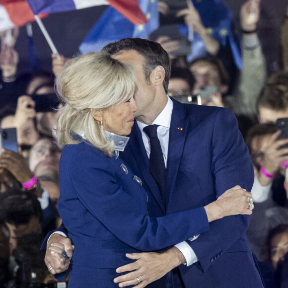 Le président Emmanuel Macron et sa femme Brigitte - Le président Emmanuel Macron prononce un discours au Champ de Mars le soir de sa victoire à l'élection présidentielle le 24 avril 2022. © Cyril Moreau / Bestimage