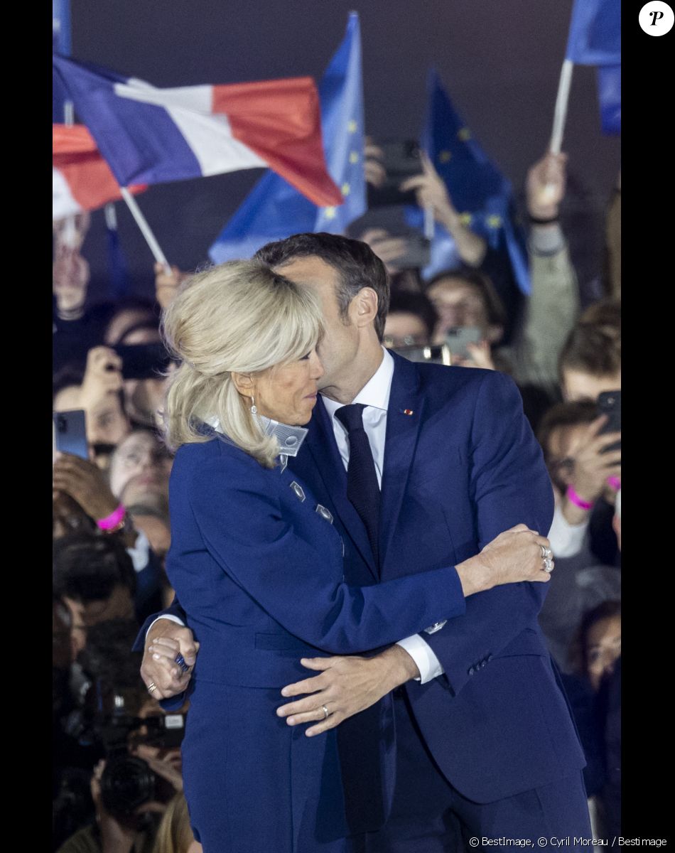 Le président Emmanuel Macron et sa femme Brigitte - Le président Emmanuel Macron prononce un discours au Champ de Mars le soir de sa victoire à l'élection présidentielle le 24 avril 2022. © Cyril Moreau / Bestimage