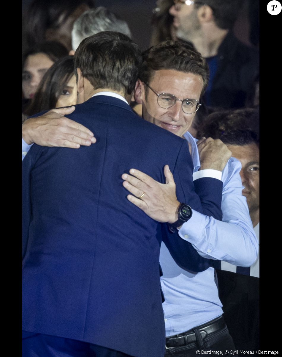 Le président Emmanuel Macron et son frère Laurent - Le président Emmanuel Macron prononce un discours au Champ de Mars le soir de sa victoire à l'élection présidentielle le 24 avril 2022. © Cyril Moreau / Bestimage