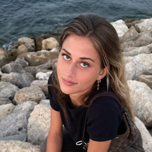 Sasha Nikolic, la fille du défunt Filip Nikolic, ex-chanteur du groupe 2Be3. Juillet 2021.