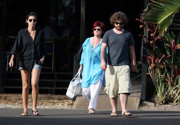 Sharon Osbourne veille sur son fils Jack et sa girlfriend, à Hawaï, janvier 2010 !