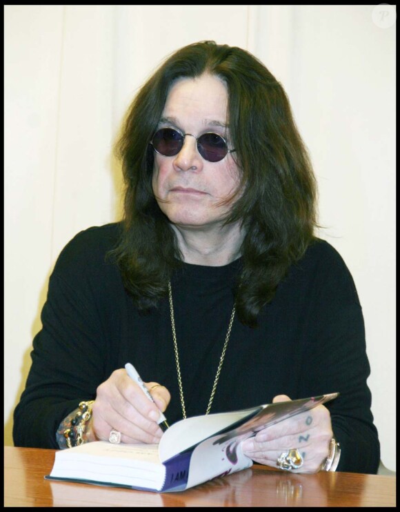 Ozzy Osbourne signe son nouveau livre, à New York, le 25 janvier 2010 !