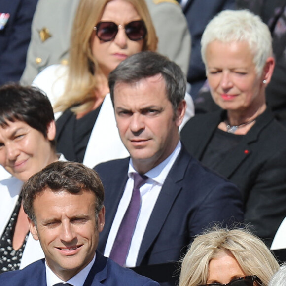 Le président de la république Emmanuel Macron, la première Dame Brigitte Macron et Juliette Carré ( veuve de Michel Bouquet) - Cérémonie d'hommage national à l'Hôtel national des Invalides en hommage à Michel Bouquet décédé le 13 avril 2022. Paris le 27 avril 2022. © Domnique Jacovides / Bestimage