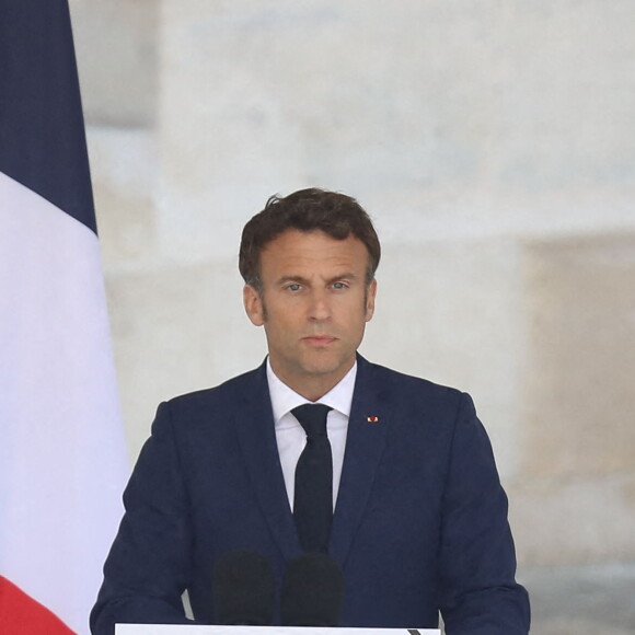 Le président de la république Emmanuel Macron - Cérémonie d'hommage national à l'Hôtel national des Invalides en hommage à Michel Bouquet décédé le 13 avril 2022. Paris le 27 avril 2022. Michel Bouquet a été inhumé dans la plus stricte intimité le 15/04/2022 à Étais-la Sauvin dans l'Yonne. © Domnique Jacovides / Bestimage