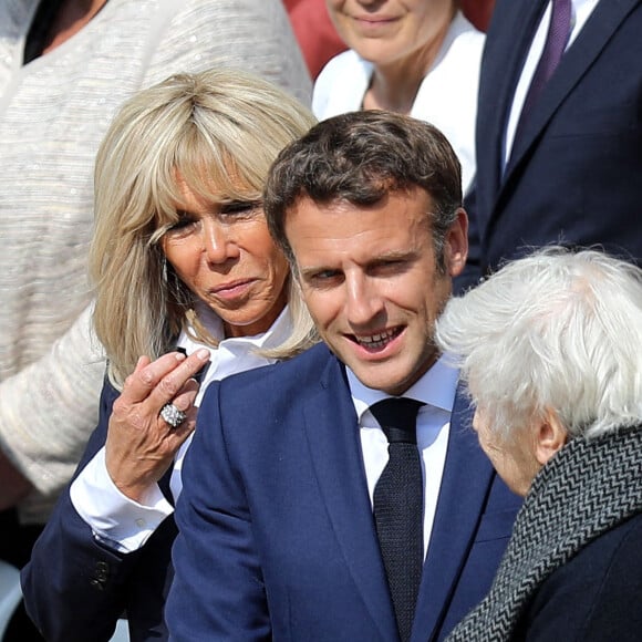 Le président de la république Emmanuel Macron, la première Dame Brigitte Macron et Juliette Carré ( veuve de Michel Bouquet) - Cérémonie d'hommage national à l'Hôtel national des Invalides en hommage à Michel Bouquet décédé le 13 avril 2022. Paris le 27 avril 2022. Michel Bouquet a été inhumé dans la plus stricte intimité le 15/04/2022 à Étais-la Sauvin dans l'Yonne. © Domnique Jacovides / Bestimage