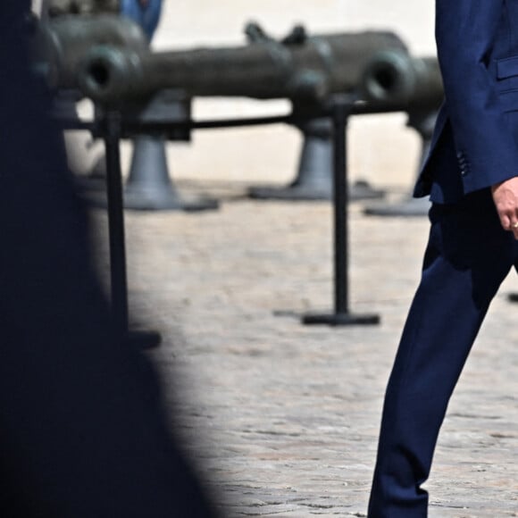 Le président de la République française, Emmanuel Macron - Cérémonie d'hommage national à l'Hôtel national des Invalides en hommage à Michel Bouquet décédé le 13 avril 2022. Paris le 27 avril 2022. Michel Bouquet a été inhumé dans la plus stricte intimité le 15/04/2022 à Étais-la Sauvin dans l'Yonne. © David Nivière / Pool / Bestimage 