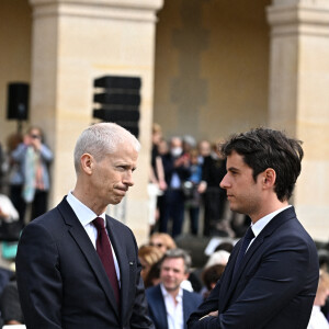 Gabriel Attal et Franck Riester - Cérémonie d'hommage national à l'Hôtel national des Invalides en hommage à Michel Bouquet décédé le 13 avril 2022. Paris le 27 avril 2022. Michel Bouquet a été inhumé dans la plus stricte intimité le 15/04/2022 à Étais-la Sauvin dans l'Yonne. © David Nivière / Pool / Bestimage 