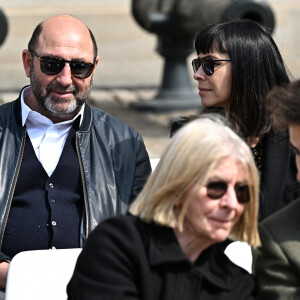 Kad Merad et Mathilda May - Cérémonie d'hommage national à l'Hôtel national des Invalides en hommage à Michel Bouquet décédé le 13 avril 2022. Paris le 27 avril 2022. Michel Bouquet a été inhumé dans la plus stricte intimité le 15/04/2022 à Étais-la Sauvin dans l'Yonne. © David Nivière / Pool / Bestimage 