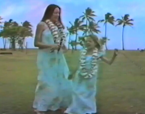 Angelina Jolie et sa mère Marcheline, à Hawaii, en avril 1981.