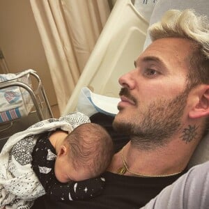 M. Pokora a partagé cette photo de lui et son fils Kenna (pour l'anniversaire du bébé) sur Instagram. Avril 2022.