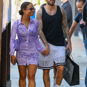 Exclusif - Christina Milian fait du shopping avec sa fille Violet et son mari Matt Pokora (M. Pokora) à Los Angeles le 6 avril 2022.