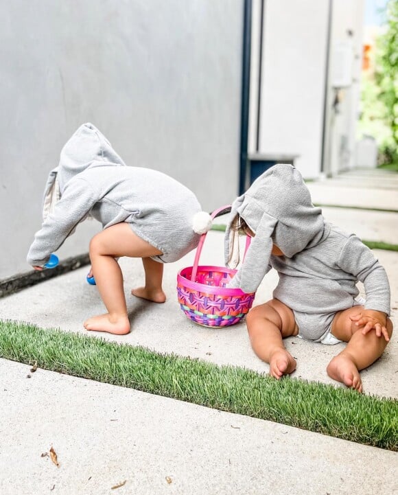 Kenna et Isaiah, les enfants de Christina Milian et M. Pokora, déguisés en lapins pour Pâques. Le 17 avril 2022.