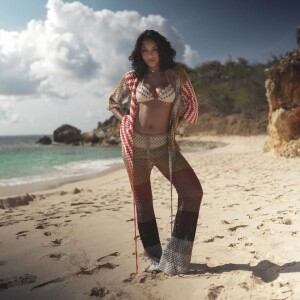 Clémence Botino magnifique, pose sur la plage pendant l'intégration de Diane Leyre @ Instagram / Clémence Botino