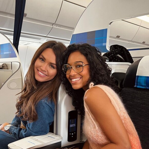 Clémence Botino et Diane Leyre dans l'avion pour Saint Martin @ Instagram
