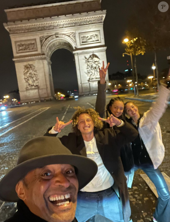 Yannick Noah et ses enfants Joalukas, Eleejah et Jenaye immortalisent une soirée en famille sur l'Avenue des Champs-Élysées, à Paris. Le 27 novembre 2021.