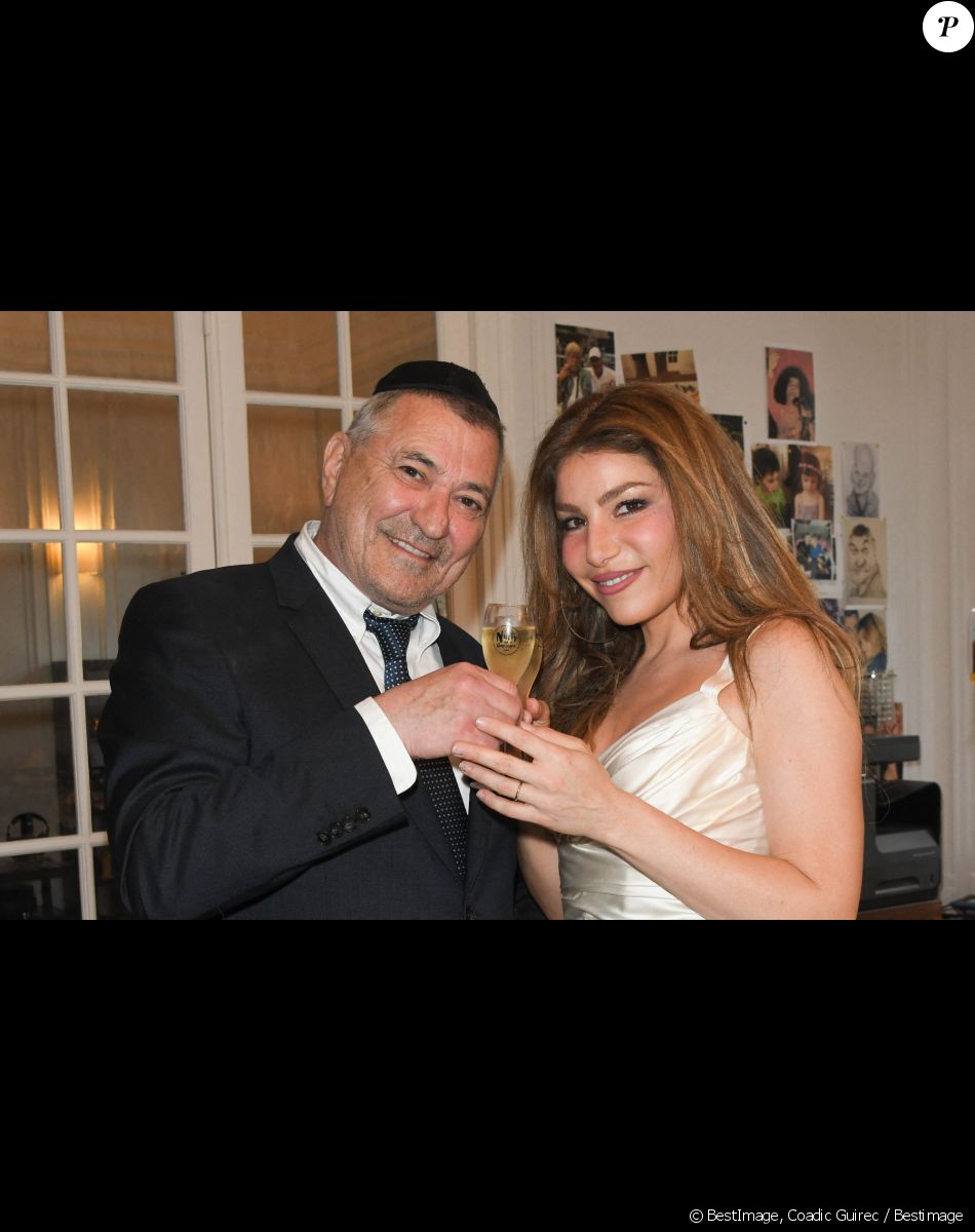 Exclusif -Jean-Marie Bigard et sa femme Lola Marois - Jean-Marie Bigard et Lola Marois lors de la cérémonie oecuménique à l'occasion du renouvellement de leurs voeux pour leur 10 ans de mariage. Le 27 mai 2021 © Coadic Guirec / Bestimage