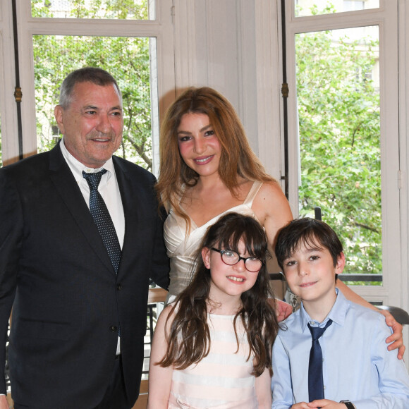 Exclusif - Jean-Marie Bigard, sa femme Lola Marois et leurs enfants Bella et Jules - Jean-Marie Bigard et Lola Marois lors de la cérémonie oecuménique à l'occasion du renouvellement de leurs voeux pour leur 10 ans de mariage. Le 27 mai 2021 © Coadic Guirec / Bestimage 