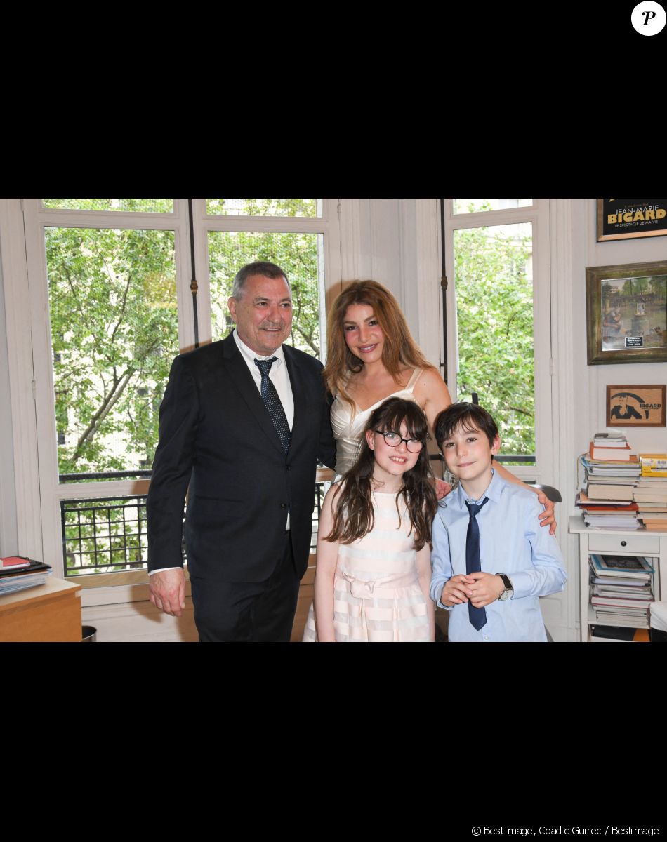 Exclusif - Jean-Marie Bigard, sa femme Lola Marois et leurs enfants Bella et Jules - Jean-Marie Bigard et Lola Marois lors de la cérémonie oecuménique à l'occasion du renouvellement de leurs voeux pour leur 10 ans de mariage. Le 27 mai 2021 © Coadic Guirec / Bestimage