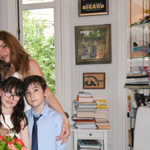 Exclusif -  Jean-Marie Bigard, sa femme Lola Marois et leurs enfants Bella et Jules - Jean-Marie Bigard et Lola Marois lors de la cérémonie oecuménique à l'occasion du renouvellement de leurs voeux pour leur 10 ans de mariage. Le 27 mai 2021 © Coadic Guirec / Bestimage 