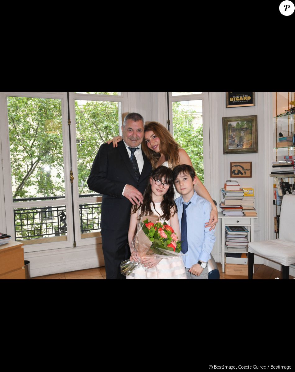 Exclusif - Jean-Marie Bigard, sa femme Lola Marois et leurs enfants Bella et Jules - Jean-Marie Bigard et Lola Marois lors de la cérémonie oecuménique à l'occasion du renouvellement de leurs voeux pour leur 10 ans de mariage. Le 27 mai 2021 © Coadic Guirec / Bestimage