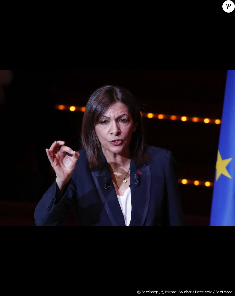 Anne Hidalgo, maire de Paris et candidate du parti socialiste - Meeting de Anne Hidalgo, candidate du parti socialiste à l'élection présidentielle, au Cirque d'Hiver à Paris le 3 avril 2022. © Michael Baucher / Panoramic / Bestimage