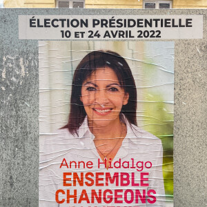 Anne Hidalgo - Illustrations des affiches des candidats à l'élection présidentielle 2022 à Paris le 1er avril 2022. © Christophe Clovis / Bestimage 