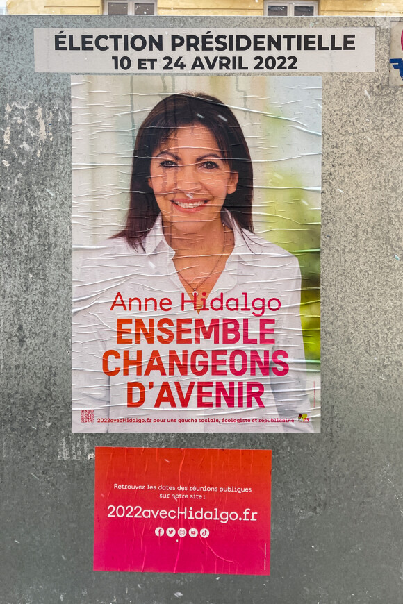 Anne Hidalgo - Illustrations des affiches des candidats à l'élection présidentielle 2022 à Paris le 1er avril 2022. © Christophe Clovis / Bestimage 