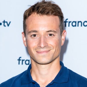 Hugo Clément lors du photocall dans le cadre de la conférence de presse de France Télévisions au Pavillon Gabriel à Paris, France © Pierre Perusseau/Bestimage 