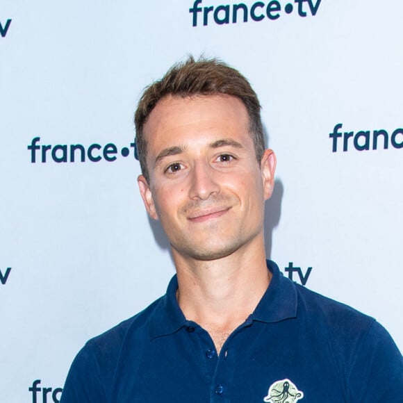 Hugo Clément lors du photocall dans le cadre de la conférence de presse de France Télévisions au Pavillon Gabriel à Paris, France, le 24 août 2021. © Pierre Perusseau/Bestimage 